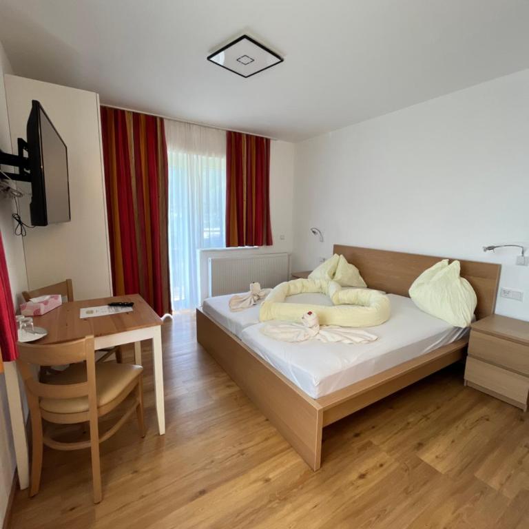 Pension Neuhof - Vierbettzimmer mit Terrasse - 1