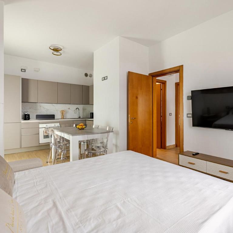 Luxury Apartment , Super WiFi - P r a t u r e c c i Group - Two-Bedroom Apartment - 16