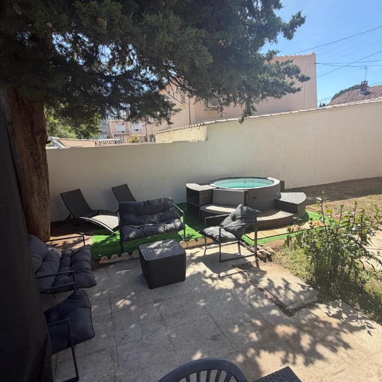 Nîmes Arène Maison de Ville rénovée, SPA, Clim, 6 pers - Casa con 1 dormitorio - 2