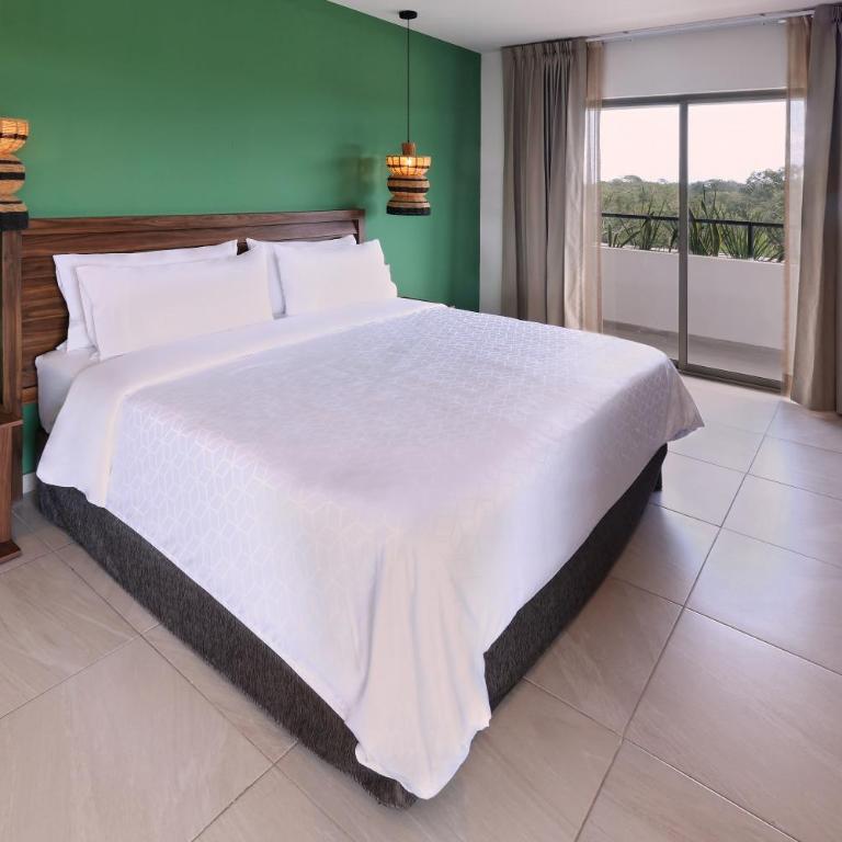 Holiday Inn Tulum by IHG - Standard King Room with Jungle View - 6