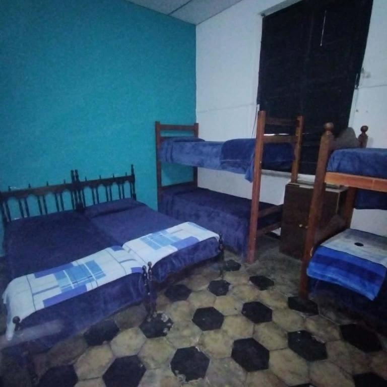 7 duendes - Cama individual en dormitorio compartido de 10 camas - 2