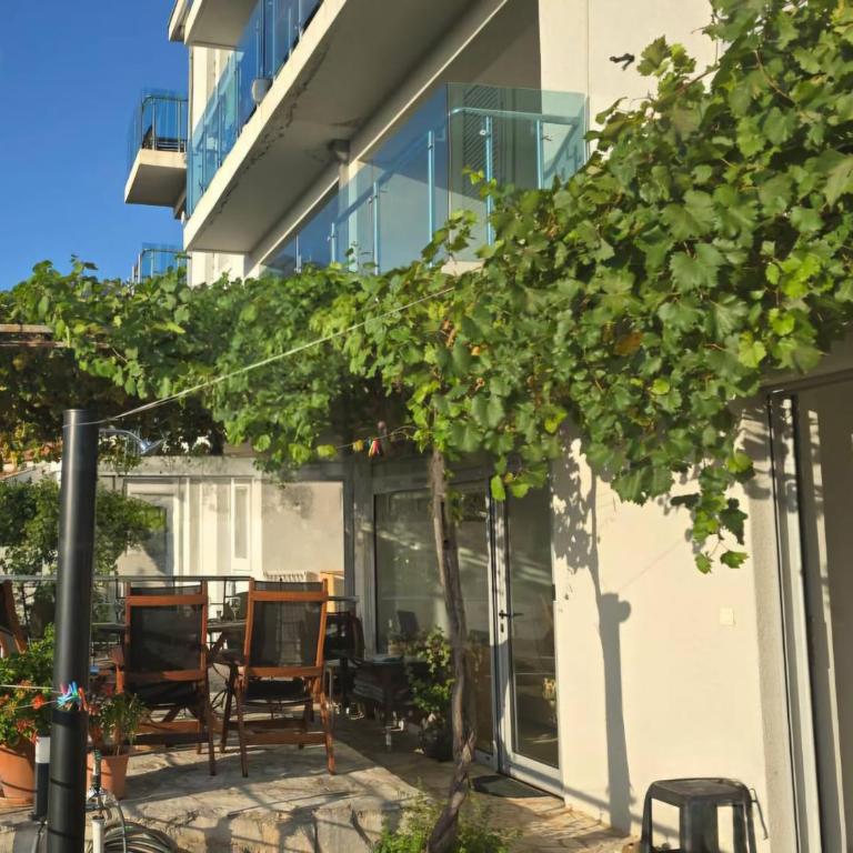 Stunning Sea View Apt with BBQ patio & Parking - Apartment - 3