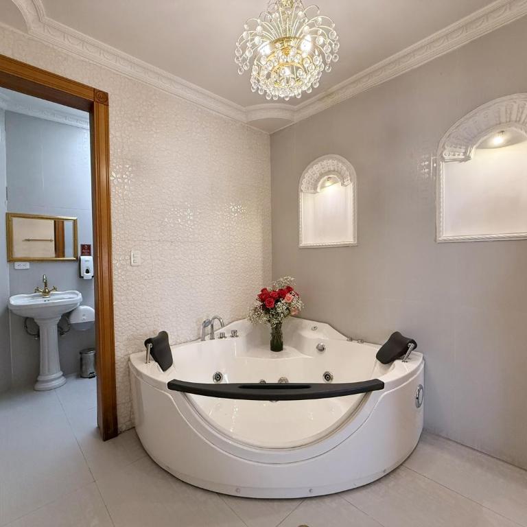 Hotel Casa Ruth en Centro Historico - Suite con bañera de hidromasaje - Cama extragrande - 3