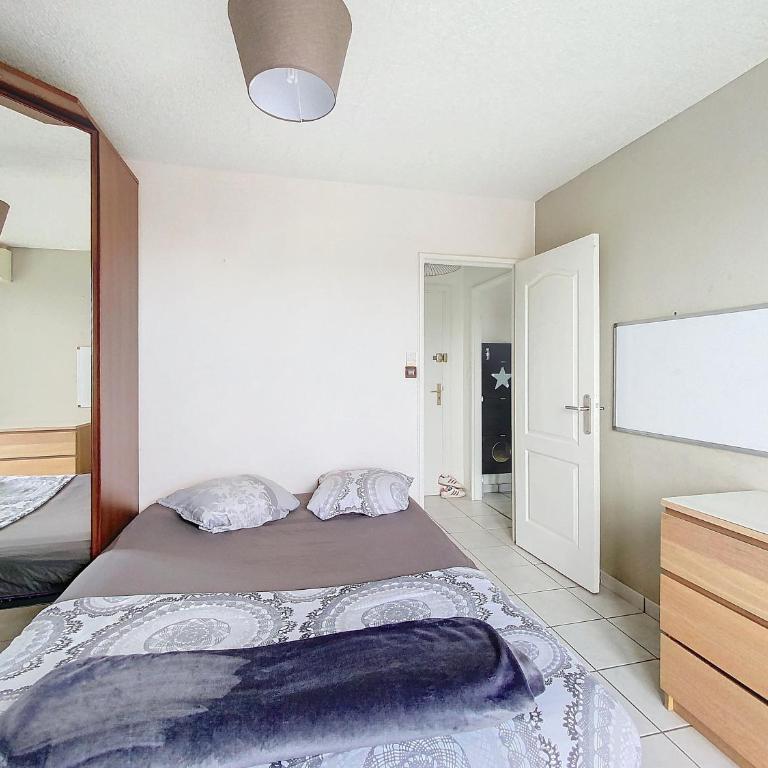 Nouvel Hébergement - L'ESPRIT ROOFTOP - Terrasse Parking Wifi & Climatisation -- A 2MIN de PARC AQUATIQUE, LAC & PLAGE -- RESERVEZ VITE ! - Apartment mit 2 Schlafzimmern und Terrasse - 26