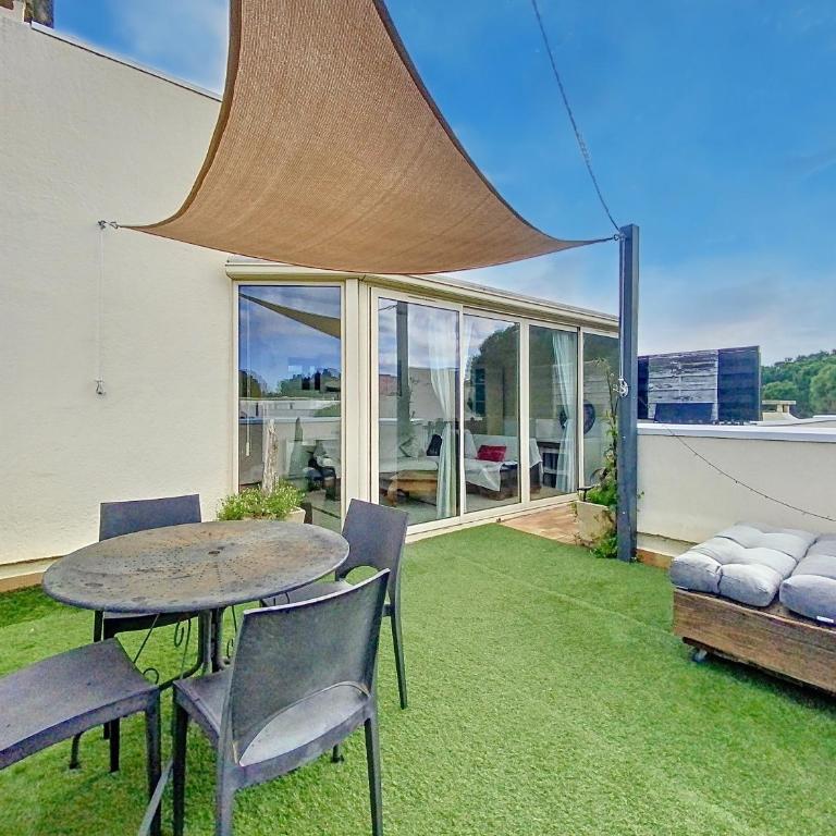 Nouvel Hébergement - L'ESPRIT ROOFTOP - Terrasse Parking Wifi & Climatisation -- A 2MIN de PARC AQUATIQUE, LAC & PLAGE -- RESERVEZ VITE ! - Apartment mit 2 Schlafzimmern und Terrasse - 8
