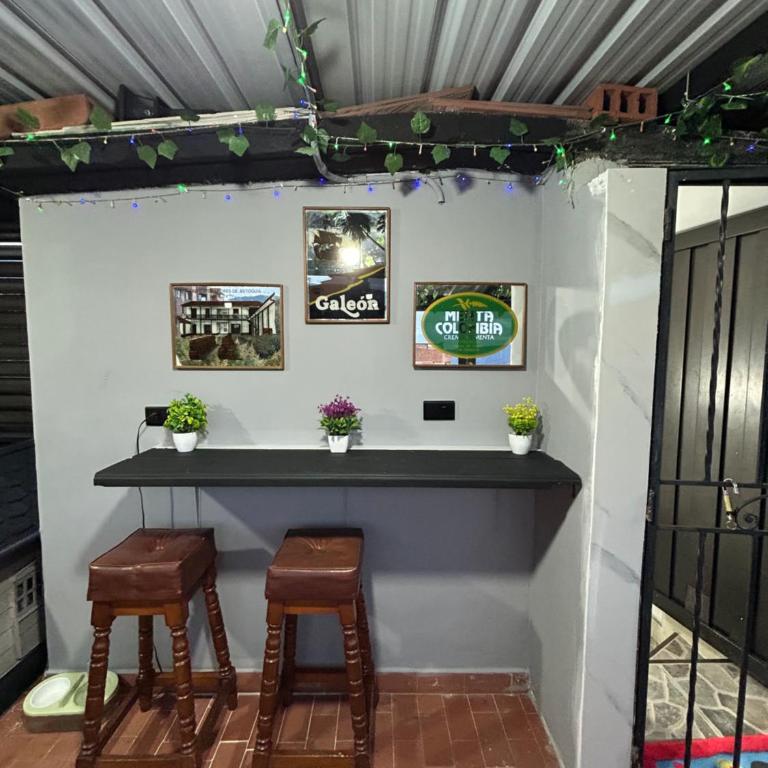 Cómoda y Amplia Casa, Ideal Para Grupos, Muy Cerca Del Estadio, Barrio La América - Casa de 4 dormitorios - 4