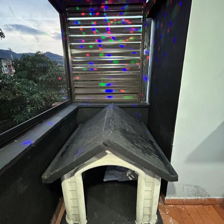 Cómoda y Amplia Casa, Ideal Para Grupos, Muy Cerca Del Estadio, Barrio La América - Casa de 4 dormitorios - 5