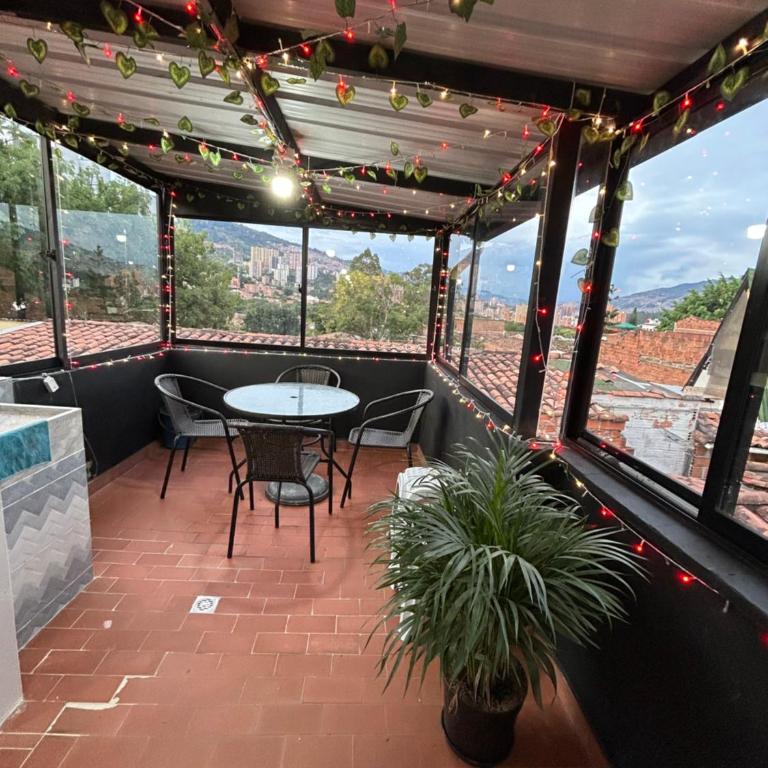 Cómoda y Amplia Casa, Ideal Para Grupos, Muy Cerca Del Estadio, Barrio La América - Casa de 4 dormitorios - 3