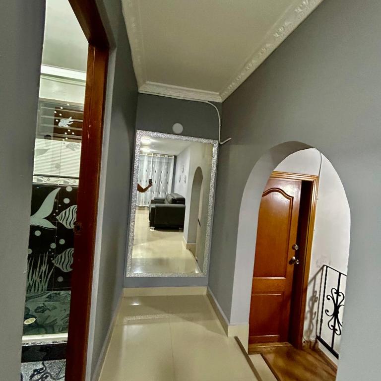 Cómoda y Amplia Casa, Ideal Para Grupos, Muy Cerca Del Estadio, Barrio La América - Casa de 4 dormitorios - 13