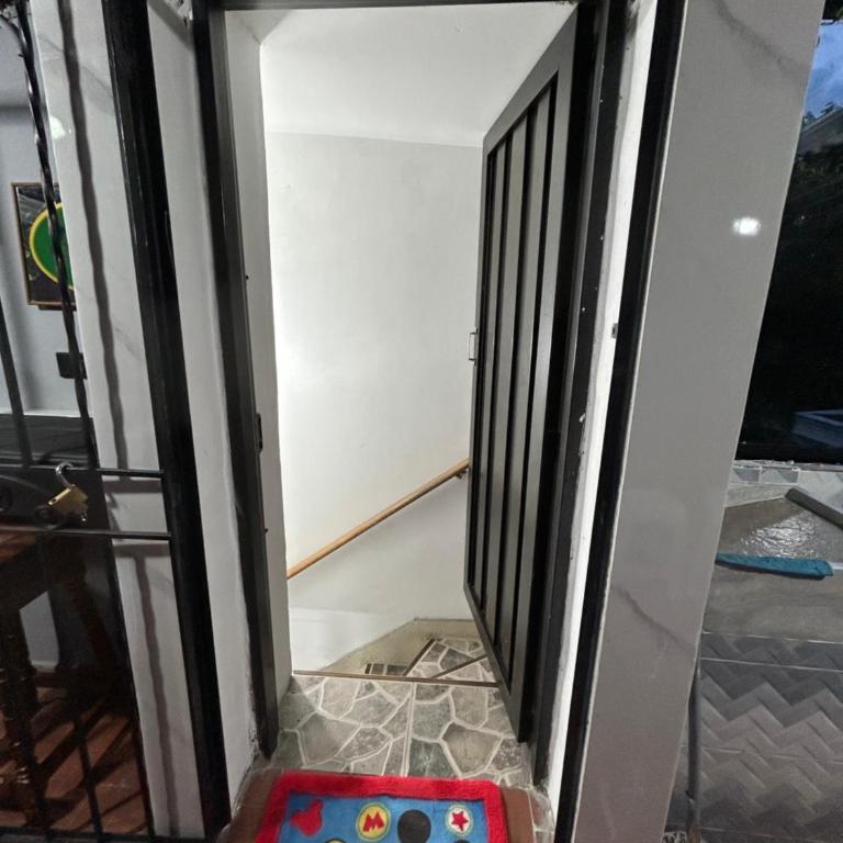Cómoda y Amplia Casa, Ideal Para Grupos, Muy Cerca Del Estadio, Barrio La América - Casa de 4 dormitorios - 7