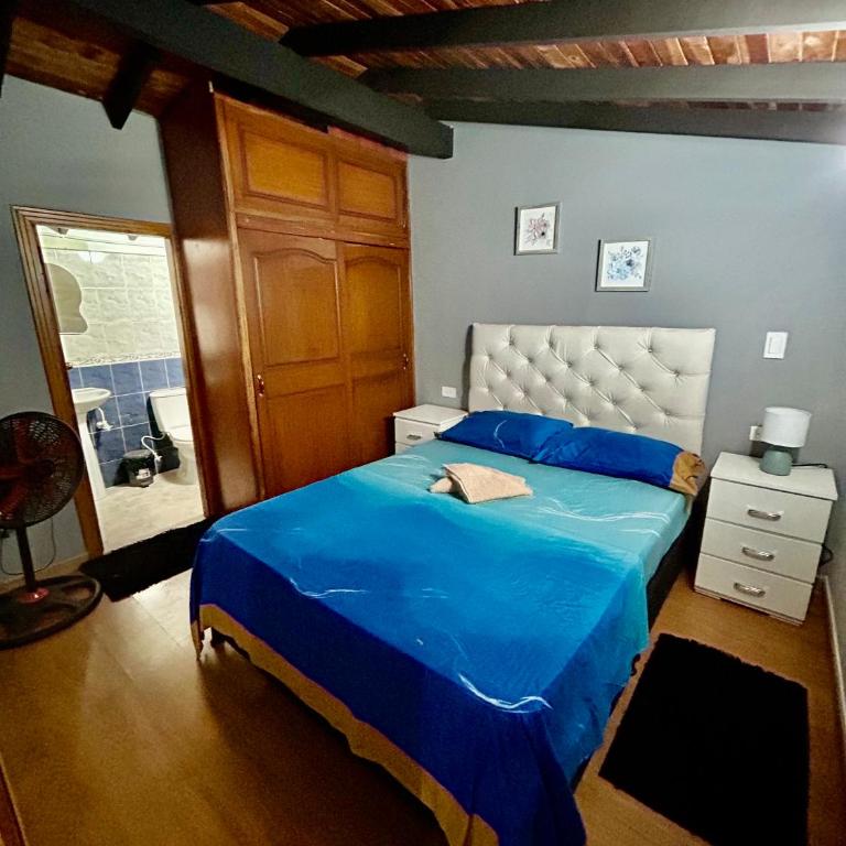 Cómoda y Amplia Casa, Ideal Para Grupos, Muy Cerca Del Estadio, Barrio La América - Casa de 4 dormitorios - 18