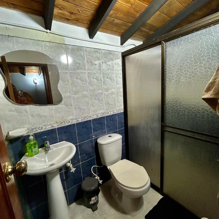 Cómoda y Amplia Casa, Ideal Para Grupos, Muy Cerca Del Estadio, Barrio La América - Casa de 4 dormitorios - 20