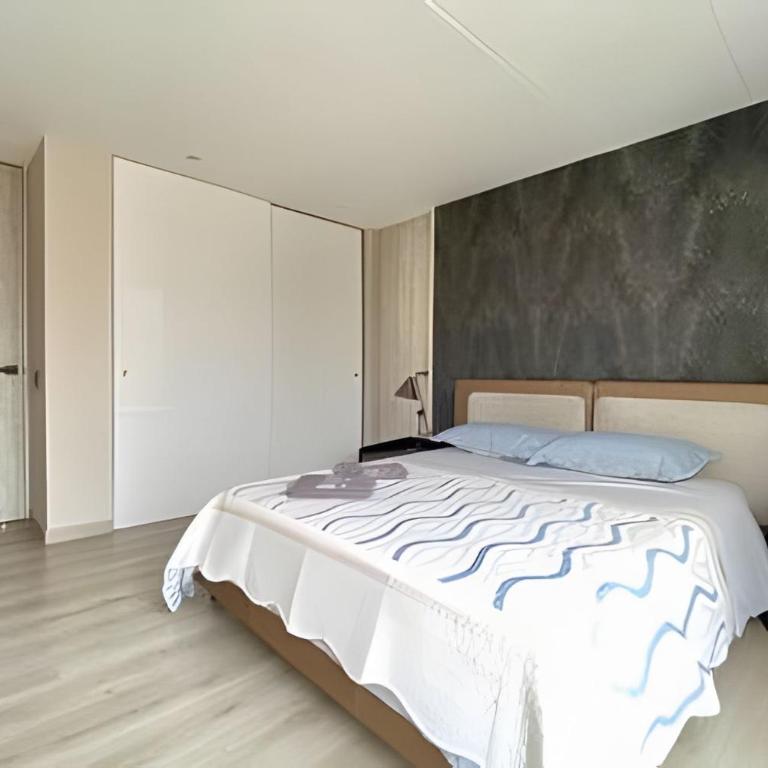 Exclusivo apartamento de dos habitaciones cerca a la Av. Circunvalar - by ALPES apartamentos - Two-Bedroom Apartment with Balcony - 2