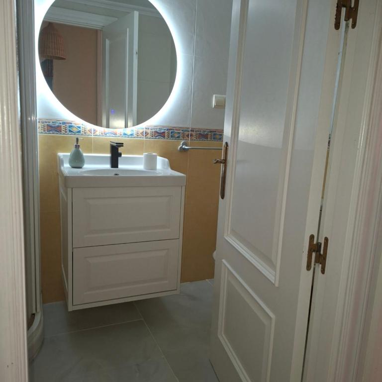 Espectacular vivienda a un minuto andando de la Playa y del Paseo marítimo en Almería - Apartment - 34