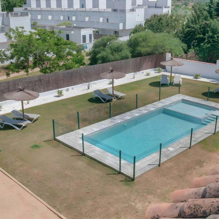Apartamento cerca del pueblo con piscina compartida parking y jardin privado - Apartment - 4