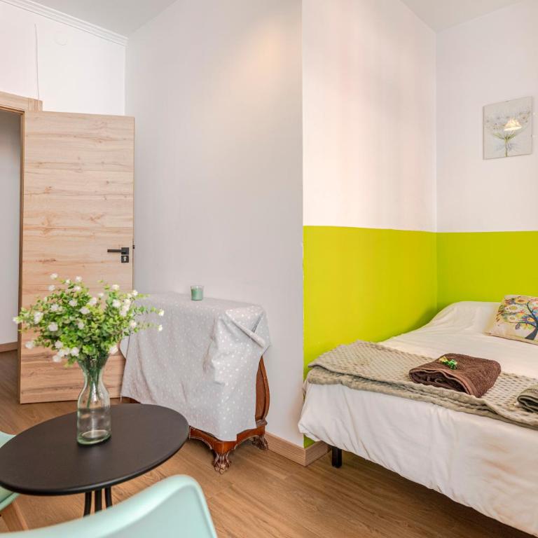 Beautiful Granada Center Apartment - Two-Bedroom Apartment - 10