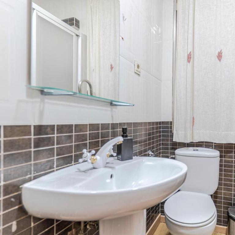 Beautiful Granada Center Apartment - Two-Bedroom Apartment - 41