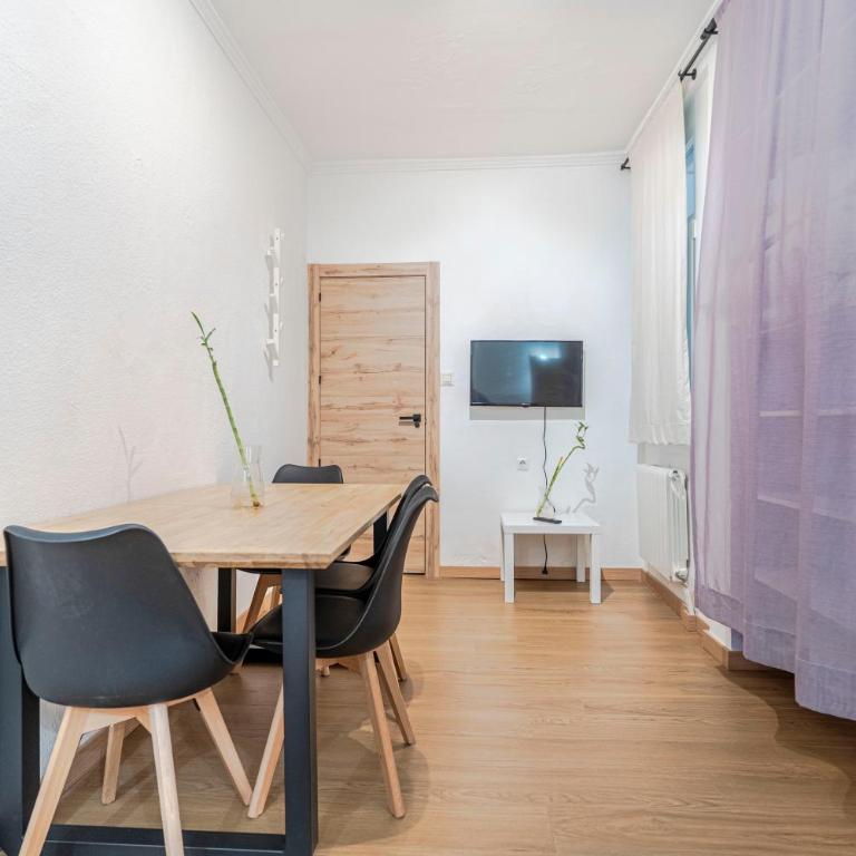 Beautiful Granada Center Apartment - Two-Bedroom Apartment - 83