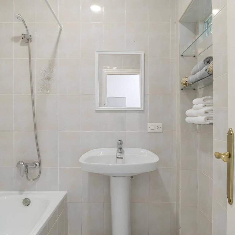 Apartamento cerca del pueblo con piscina compartida parking y jardin privado - Apartment - 23