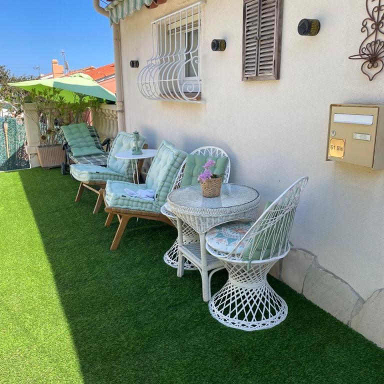Aux ISSAMBRES, à 300 m de la Mer, Pour 4 Personnes, Maison rénovée de 50 m2,Vue mer panoramique ,La RomAga haut - Maison 1 Chambre - 7