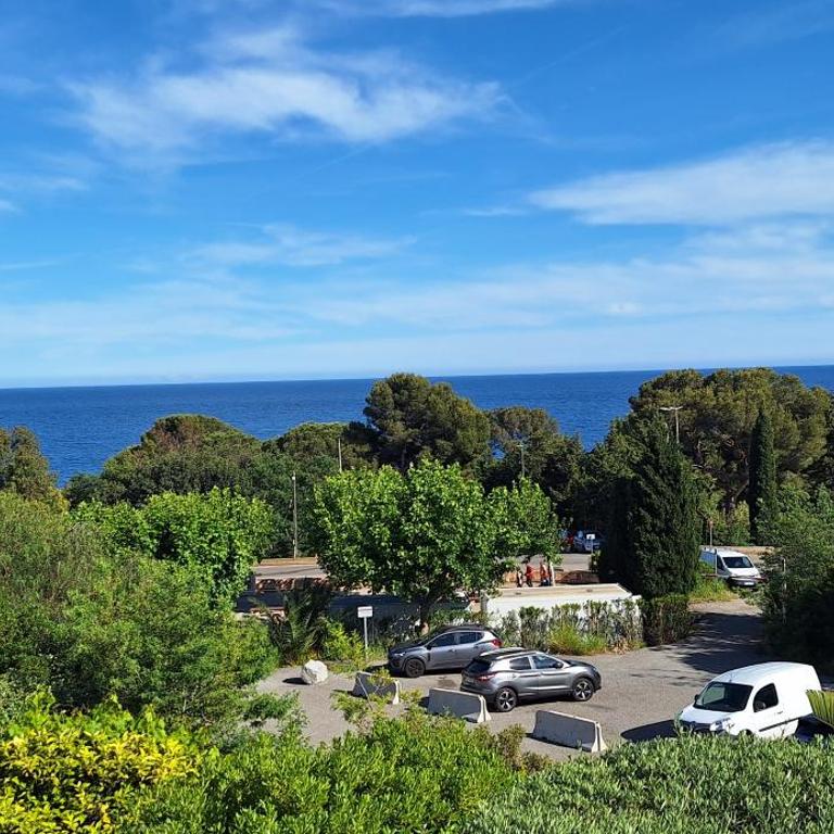 Aux ISSAMBRES, à 300 m de la Mer, Pour 4 Personnes, Maison rénovée de 50 m2,Vue mer panoramique ,La RomAga haut - Maison 1 Chambre - 1