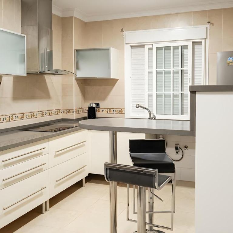 Apartamento centro de conil muy amplio Solo alquillamos familias parejas - Appartement - 6