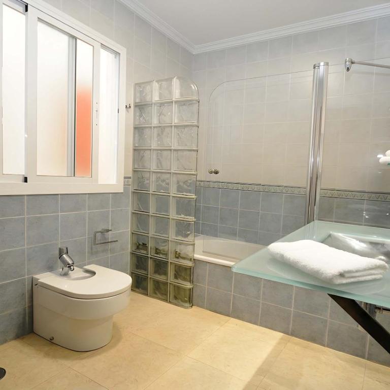 Apartamento centro de conil muy amplio Solo alquillamos familias parejas - Appartement - 28