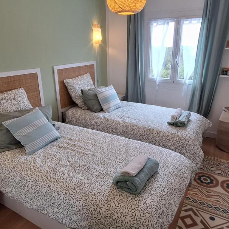 Aux ISSAMBRES, à 300 m de la Mer, Pour 4 Personnes, Maison rénovée de 50 m2,Vue mer panoramique ,La RomAga haut - Maison 1 Chambre - 10