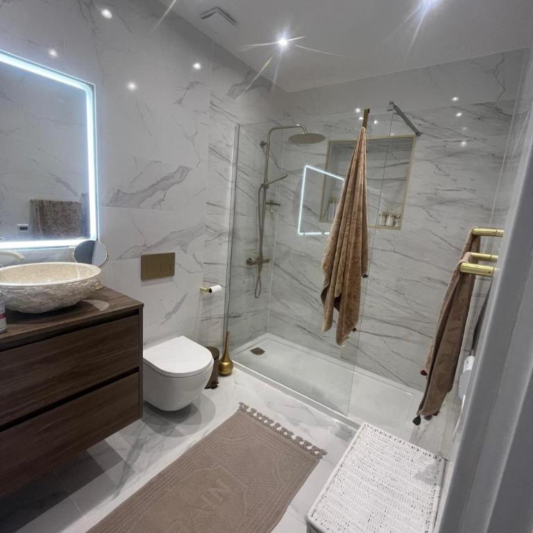 Stylish Villa Near the Beach in Marbella - Villa - 3
