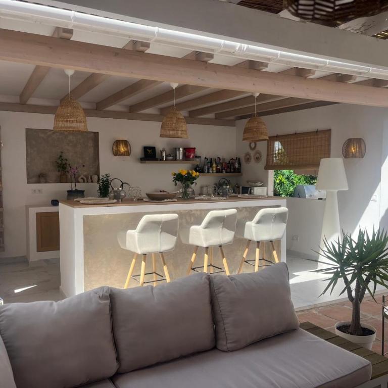 Stylish Villa Near the Beach in Marbella - Villa - 4