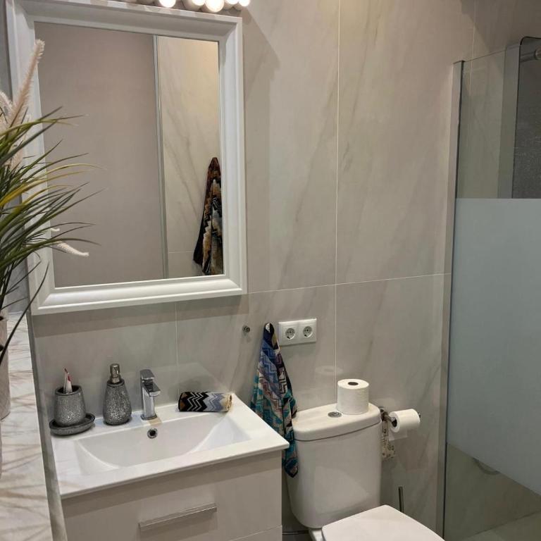 Stylish Villa Near the Beach in Marbella - Villa - 6