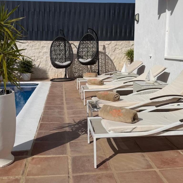 Stylish Villa Near the Beach in Marbella - Villa - 15