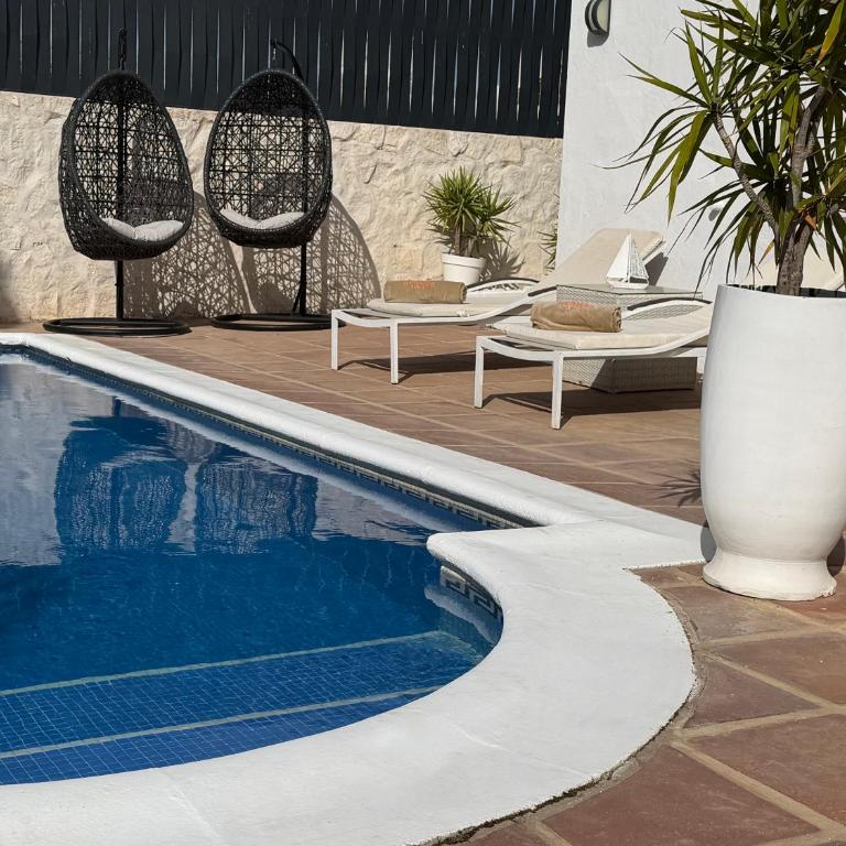 Stylish Villa Near the Beach in Marbella - Villa - 16