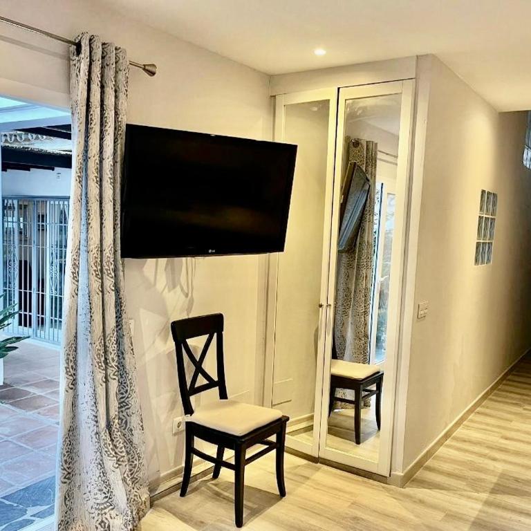 Stylish Villa Near the Beach in Marbella - Villa - 17