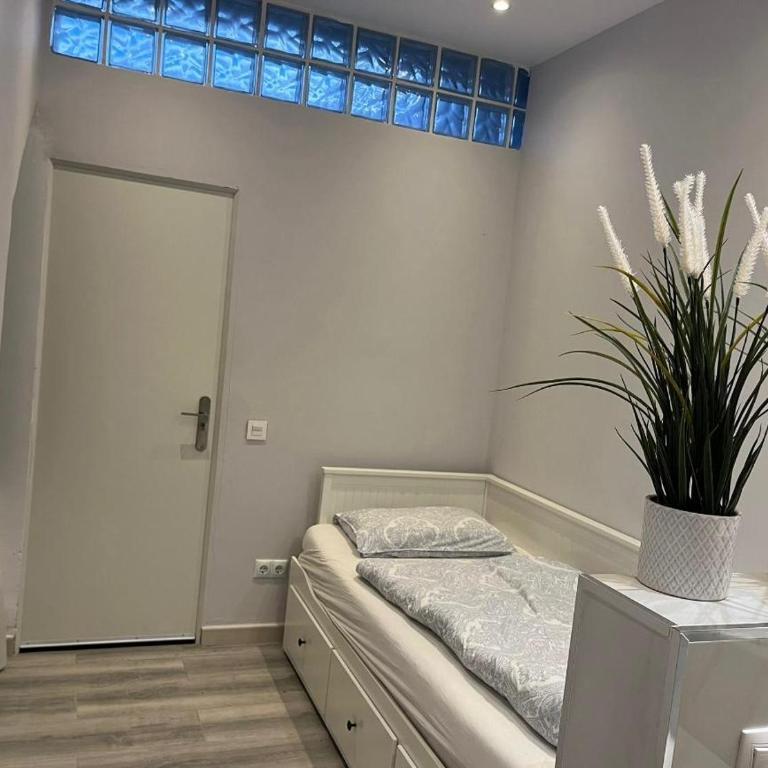 Stylish Villa Near the Beach in Marbella - Villa - 23