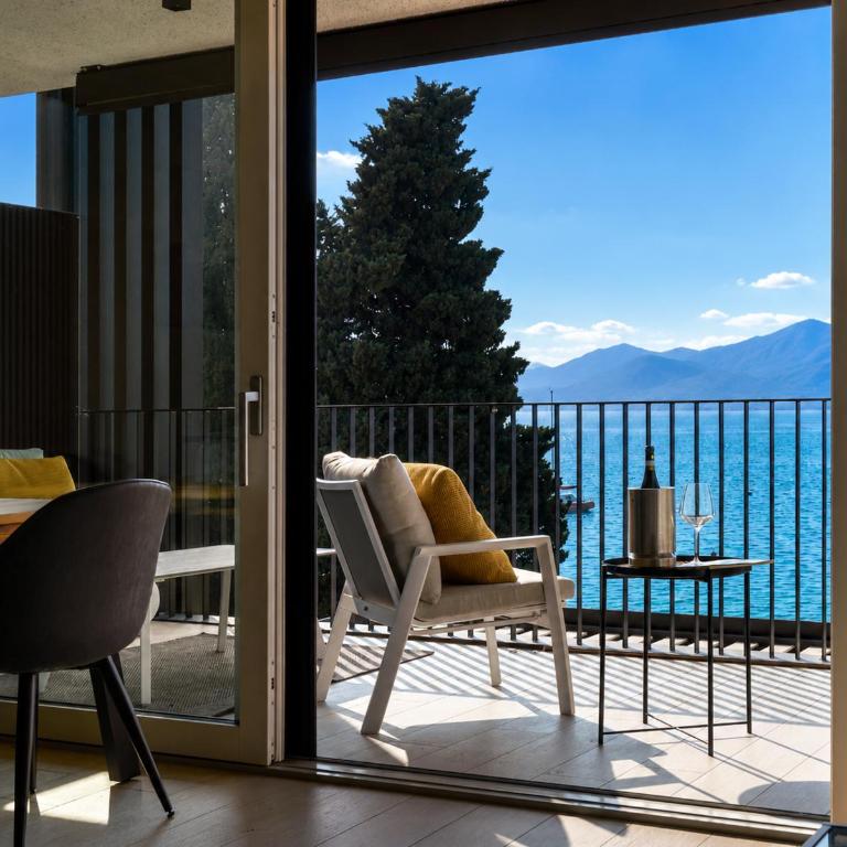 SalvatoreHomes - Casa Azura - Ultra Luxury Waterfront Apartment in the Heart of Torri del Benaco with Saltwater Pool & Direct Beach Access - Appartement - Vue sur Lac - 17