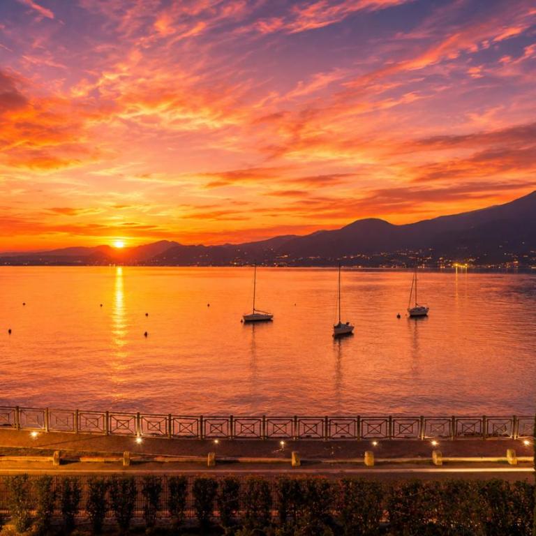 SalvatoreHomes - Casa Azura - Ultra Luxury Waterfront Apartment in the Heart of Torri del Benaco with Saltwater Pool & Direct Beach Access - Appartement - Vue sur Lac - 2