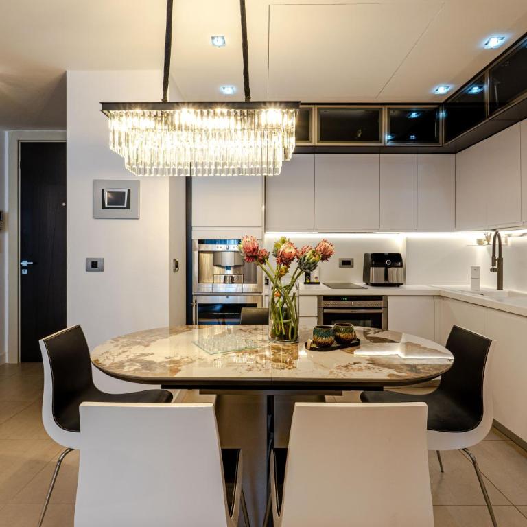 Amazing sea view luxury apartment in center of city near the beach - Two-Bedroom Apartment - 11