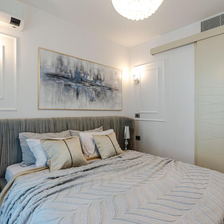 Amazing sea view luxury apartment in center of city near the beach - Two-Bedroom Apartment - 23