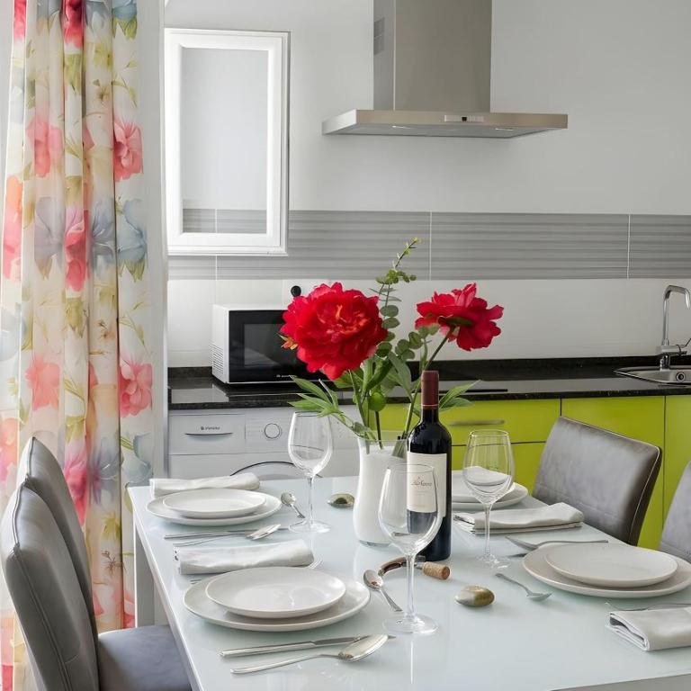 Apartamento con con balcon ideal para familias cerca de la playa - Apartment - 1