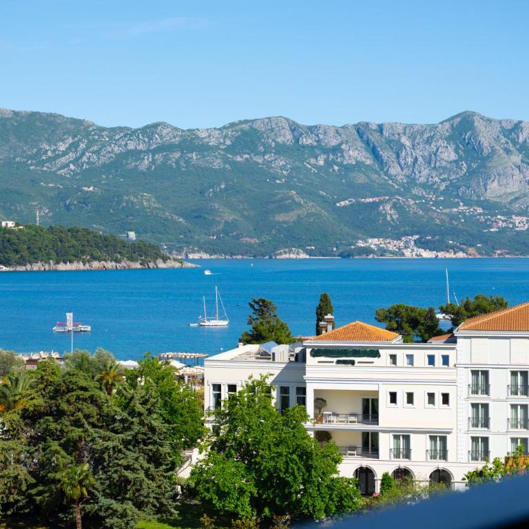 Amazing sea view luxury apartment in center of city near the beach - Two-Bedroom Apartment - 1