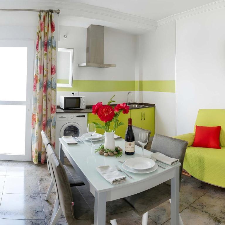 Apartamento con con balcon ideal para familias cerca de la playa - Apartment - 3