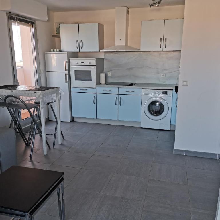 T2 Climatisé classé 2 étoiles prés de la plage avec parking privé numéroté - Apartamento de 1 dormitorio - 2