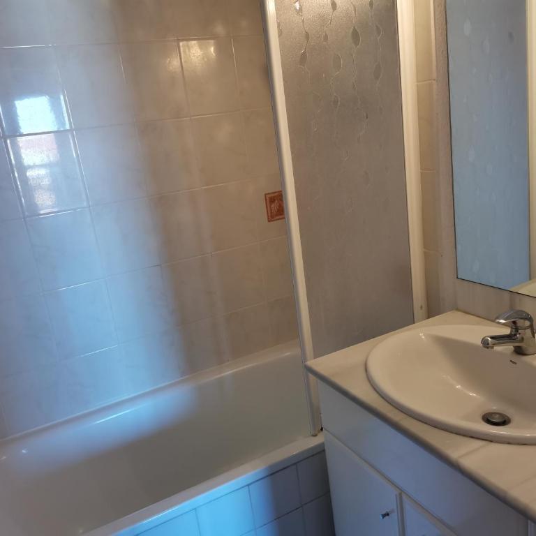 T2 Climatisé classé 2 étoiles prés de la plage avec parking privé numéroté - Apartamento de 1 dormitorio - 7