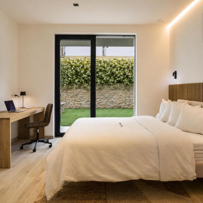 SalvatoreHomes - Luxury in the Centre of Bardolino with Private Jacuzzi & Direct Access to Infinity Pool - Casa Olivia - a 5 Star Luxury Collection at Lake Garda - Apartment with Pool View - 16