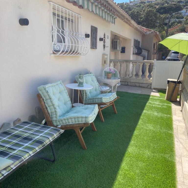 Aux ISSAMBRES, à 300 m de la Mer, Pour 4 Personnes, Maison rénovée de 50 m2,Vue mer panoramique ,La RomAga haut - Maison 1 Chambre - 4