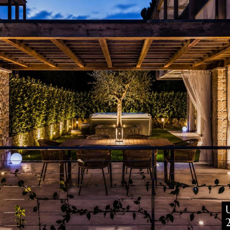 SalvatoreHomes - Luxury in the Centre of Bardolino with Private Jacuzzi & Direct Access to Infinity Pool - Casa Olivia - a 5 Star Luxury Collection at Lake Garda - Apartment with Pool View - 3