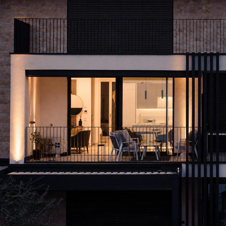 SalvatoreHomes - Casa Azura - Ultra Luxury Waterfront Apartment in the Heart of Torri del Benaco with Saltwater Pool & Direct Beach Access - Appartement - Vue sur Lac - 4