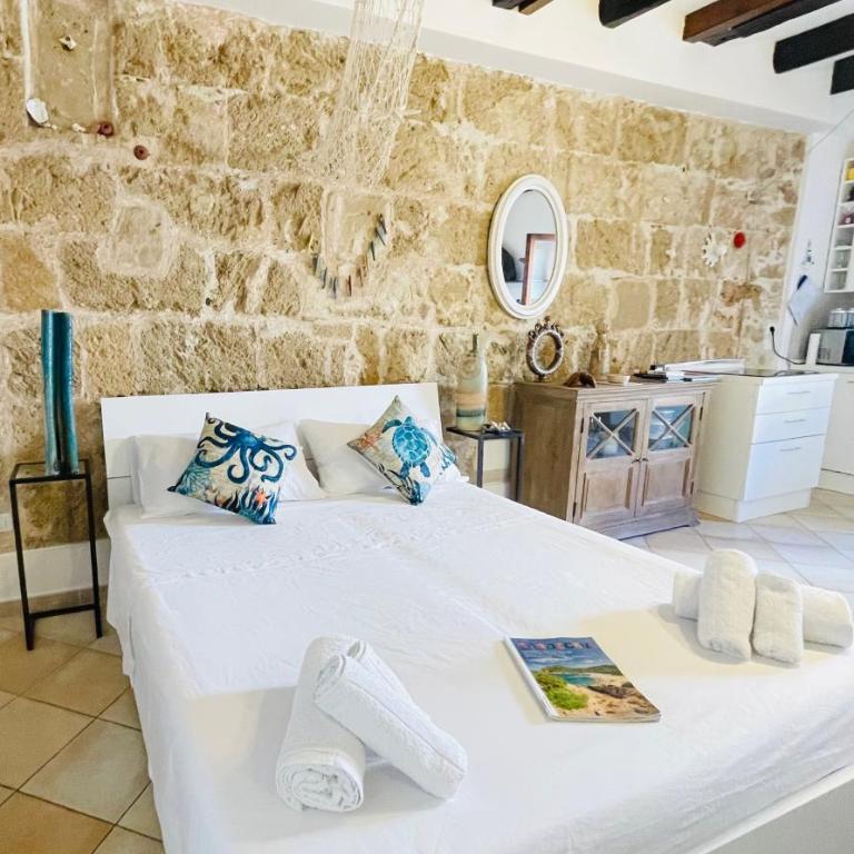 Catalan Art Room Studio Apartment - One-Bedroom Apartment - 10