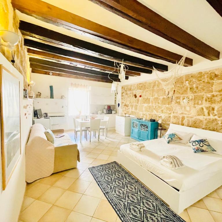 Catalan Art Room Studio Apartment - One-Bedroom Apartment - 16